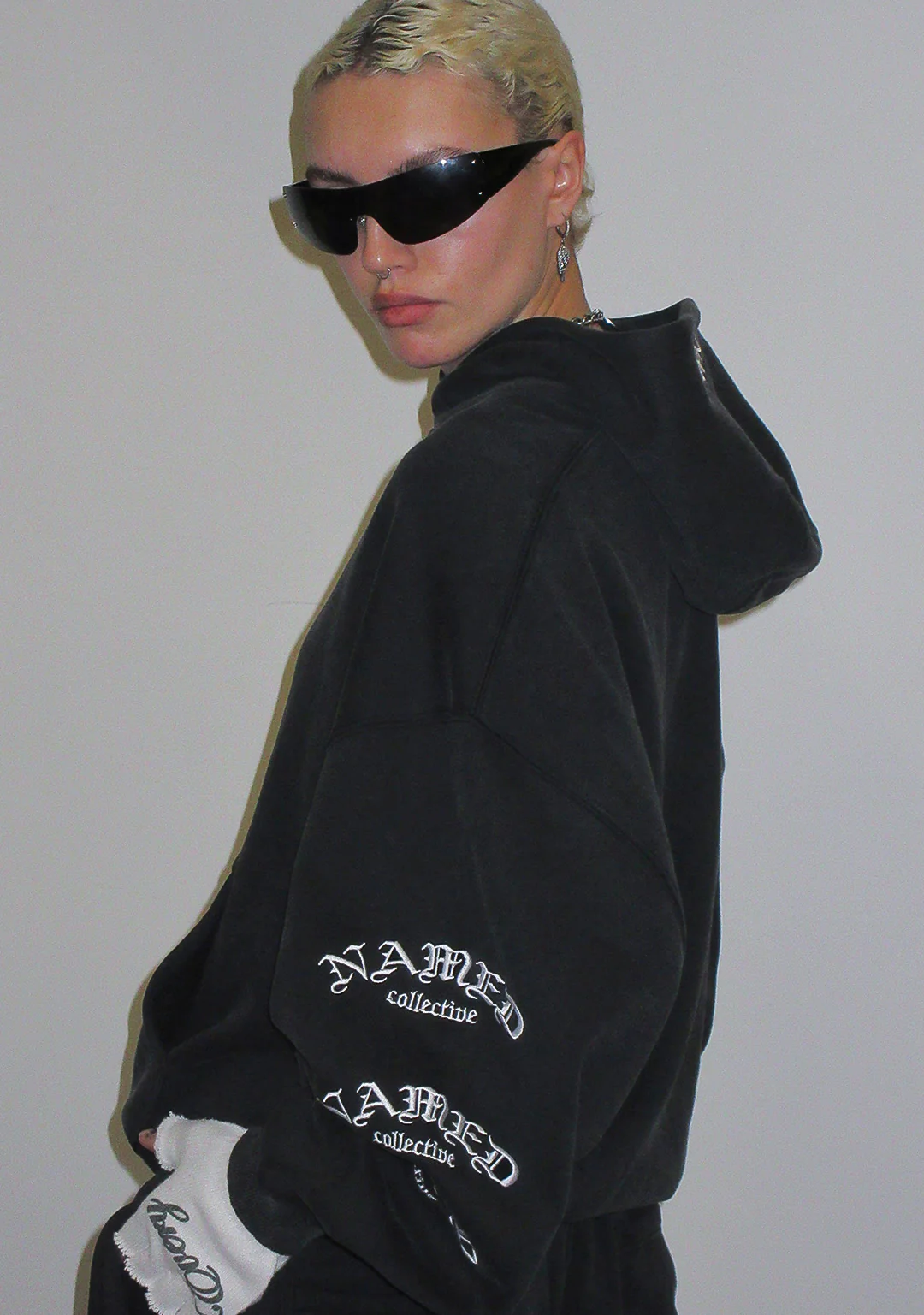 OLD ENGLISH PULLOVER HOODIE WASHED CHARCOAL - Image 2